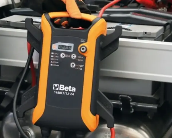 Booster Beta non si ricarica, le pinze rosse e nere sono collegate alla batteria dell'auto.