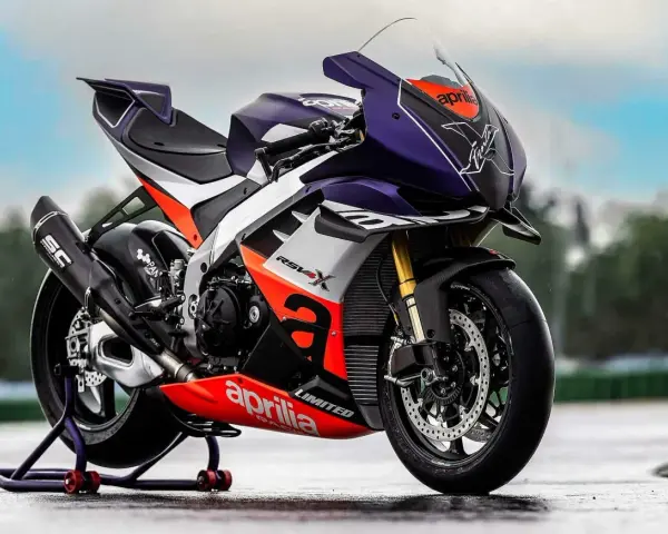 Aprilia RSV4 Xtrenta, una moto da corsa con livrea viola, bianca e arancione, pronta a scatenare la sua potenza.