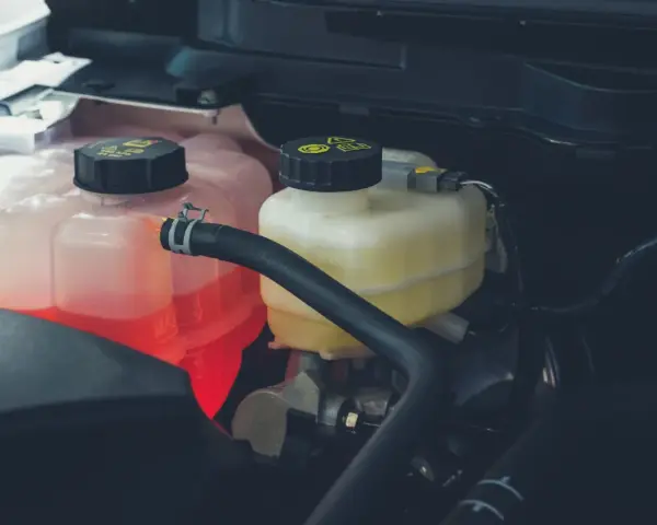 Liquido radiatore sotto il minimo? Potrebbe indicare una perdita. Controlla il livello e rabbocca se necessario per evitare surriscaldamenti.