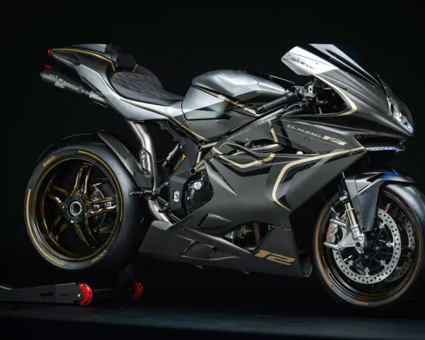 MV Agusta F4 Claudio, una moto sportiva nera e grigia con dettagli dorati, su un cavalletto.