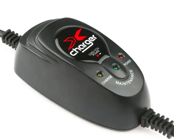 Caricabatteria moto con spie luminose. Non indica quanti km servono per ricaricare batteria moto, ma mostra stato di carica e mantenimento.