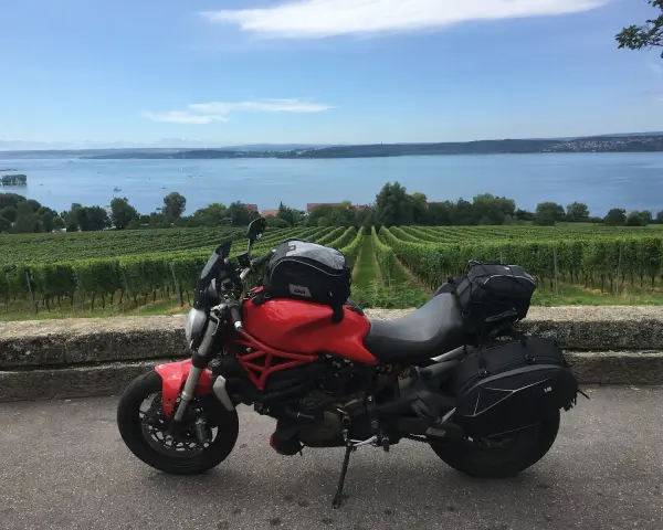 Una nuova Monster rossa, pronta per un viaggio tra i vigneti con vista sul lago.