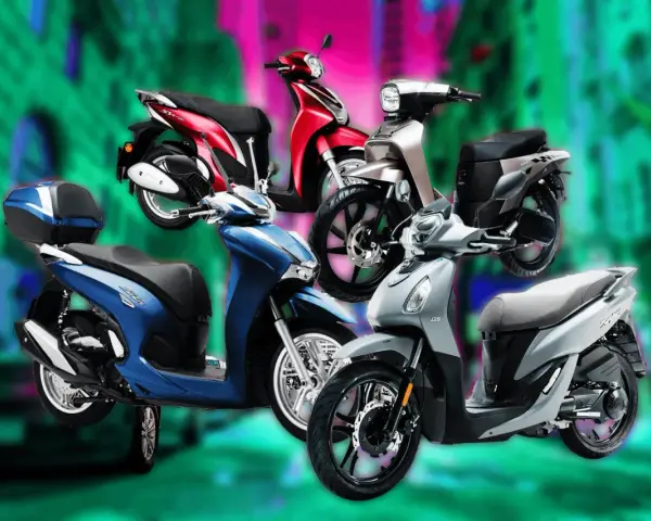 Diversi scooter colorati, blu, rosso, argento e grigio, mostrano la differenza tra moto e scooter.