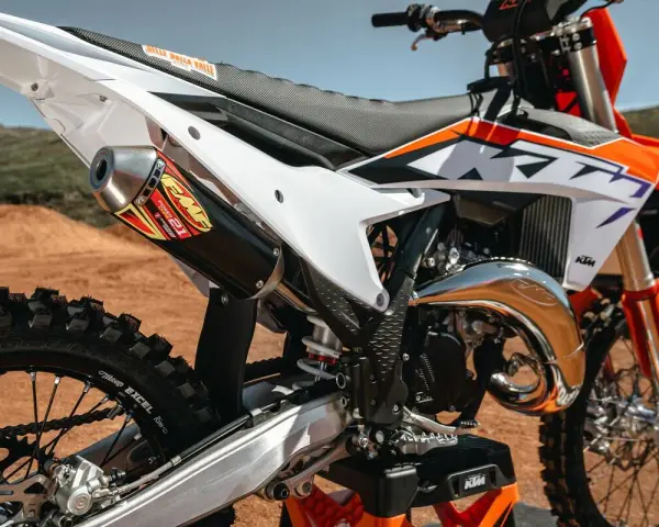 Dettaglio di una moto da cross KTM con scarico FMF. Il suo motore 4 tempi è pronto per la pista.