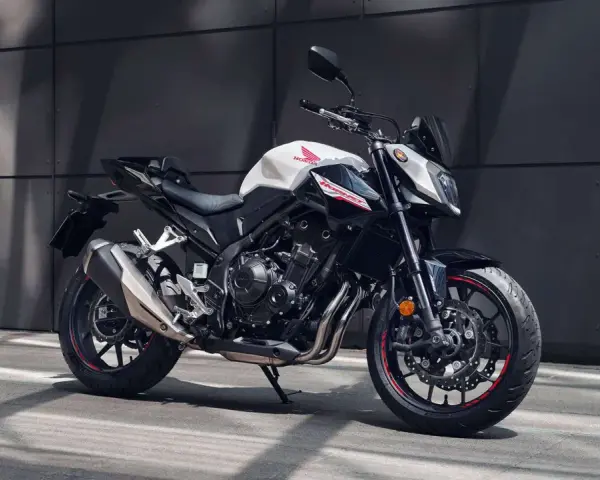Honda CB500F, una delle migliori moto da strada, con un design aggressivo e prestazioni eccellenti per ogni avventura.