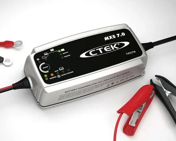 Caricatore CTEK MXS 7.0 per caricare batteria moto. Include cavi con pinze e occhielli per un facile collegamento.