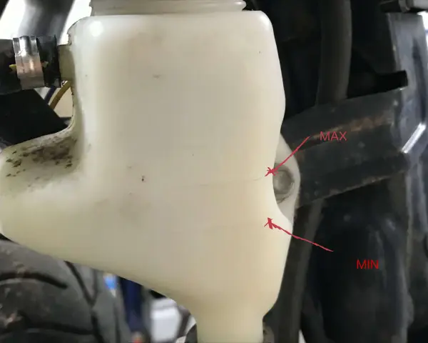 Serbatoio trasparente per controllare liquido di raffreddamento, con indicatori MAX e MIN.
