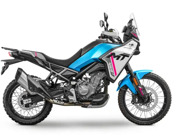 CFMoto 450 MT, una moto adventure con un look ispirato alle KTM, pronta per l'avventura.