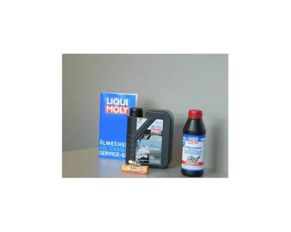Kit per la manutenzione del motore SYM: olio motore 10W-40, olio per ingranaggi SAE 85W-90 e candela.
