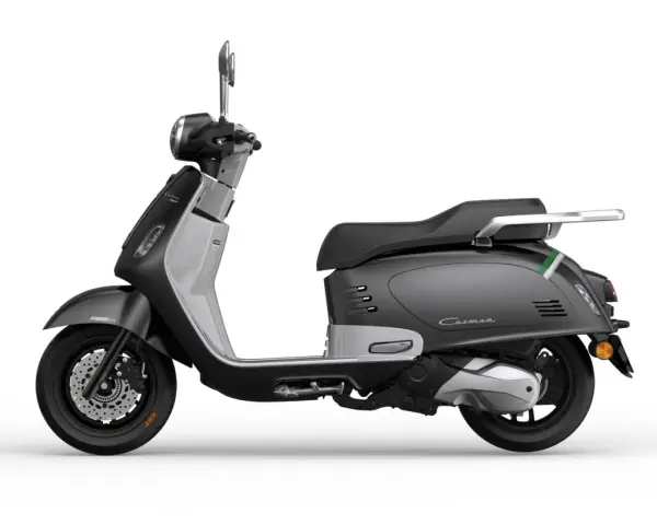 Scooter grigio con finiture argentate e dettagli verdi. Perfetto per scoprire quanti km può fare uno scooter 125 in città.