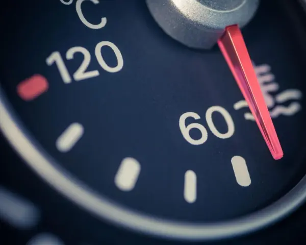 Indicatore di temperatura liquido raffreddamento auto, con lancetta rossa su circa 60°C.