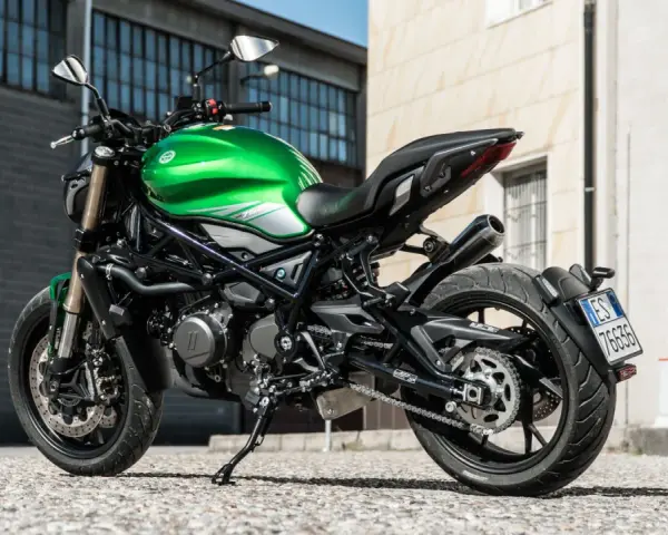 Benelli 752S verde brillante, vista posteriore. Nonostante la sua bellezza, alcuni utenti segnalano benelli 752s problemi.