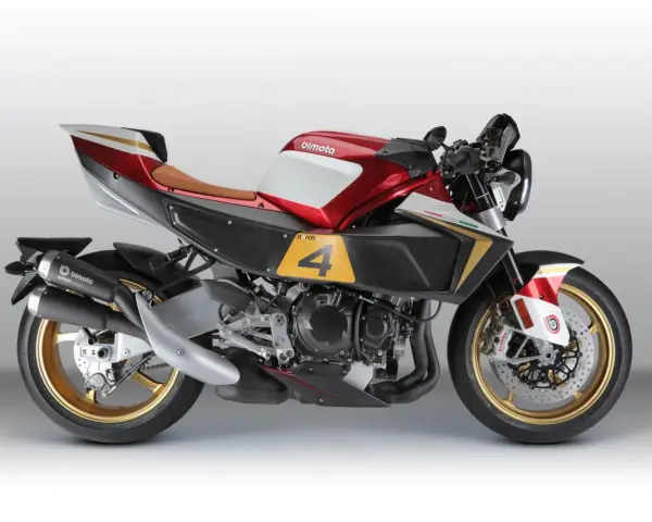 La Bimota KB4, una moto sportiva con serbatoio rosso e bianco, sella marrone e dettagli dorati.
