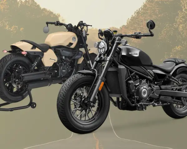 Due moto custom, una color sabbia e una nera, pronte per un viaggio. Stile italiano per veri intenditori.