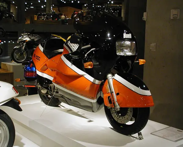 Moto Buell RR 1000, arancione e nera, con scritte "Powered by Harley-Davidson". Nonostante il design audace, alcuni potrebbero definirle moto brutte.
