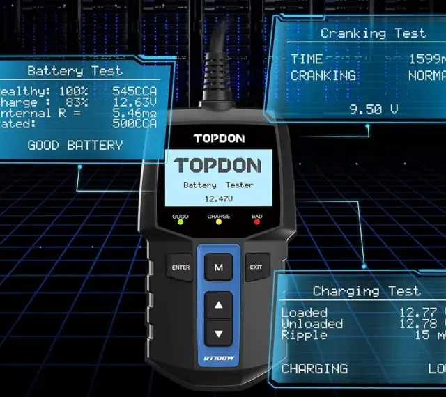 Tester per auto che mostra il funzionamento alternatore con test batteria, avviamento e carica. Risultati: batteria buona, avviamento normale, carica bassa.