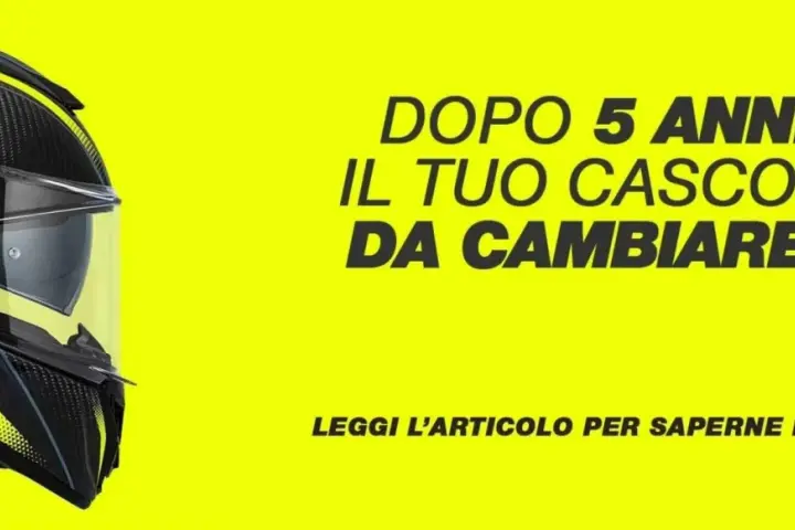 Casco moto in carbonio con dettagli gialli. Dopo 5 anni dall'anno produzione, è ora di cambiarlo? Leggi l'articolo!
