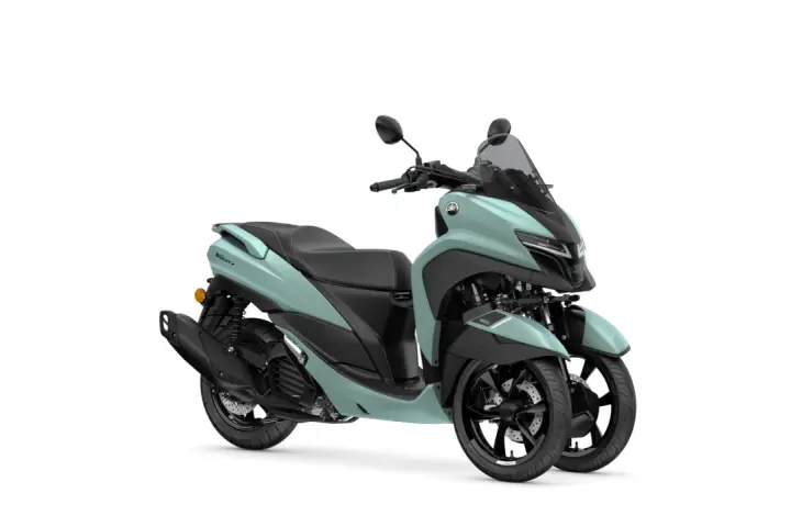 Tricity elettrico, un moderno scooter a tre ruote color menta, pronto per un viaggio urbano.