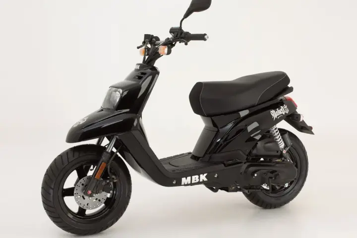 MBK Booster nero lucido, pronto a dare il massimo con la sua funzione booster.