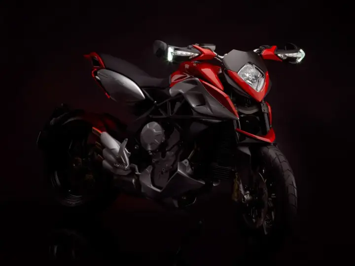 MV Agusta Rivale 800 rossa e grigia, un gioiello su due ruote. Nonostante la sua bellezza, alcuni proprietari segnalano piccoli problemi.