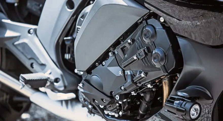 Dettaglio motore moto. Potrei mettere una batteria con più ampere per più potenza?