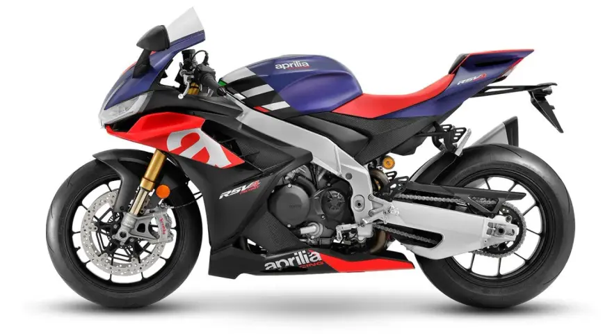Aprilia RSV4 Factory, una superbike da corsa con livrea blu, rossa e bianca, pronta a sfrecciare.