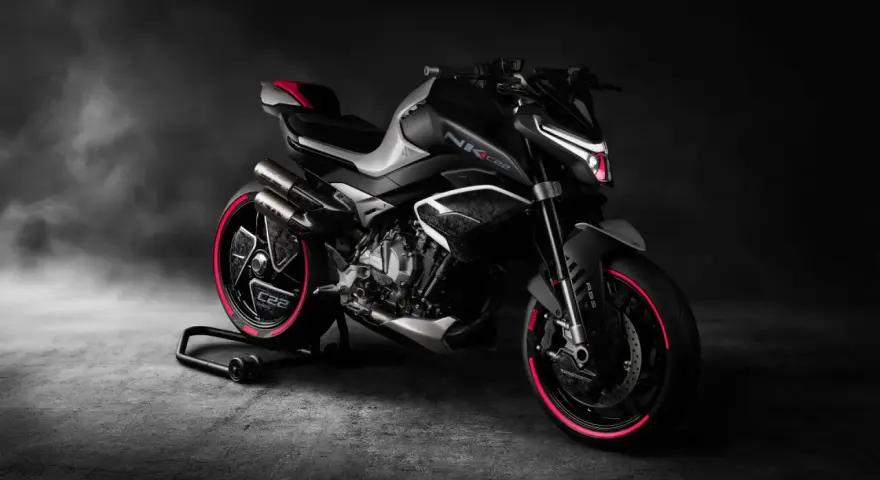 CFMoto 800 NK, una moto sportiva dal design aggressivo con luci a LED rosse e cerchi neri con dettagli rossi.