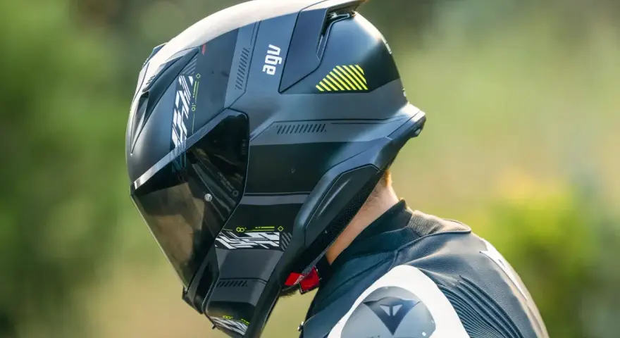 Casco AGV nero con visiera scura, pronto per la pista. Il significato di AGV è passione per la sicurezza e le prestazioni.