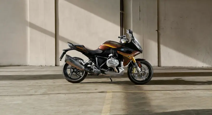 Bmw R 1250 RS in un magazzino. Nonostante la sua bellezza, alcuni proprietari segnalano piccoli problemi.