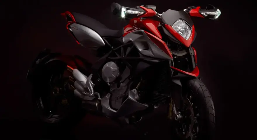 MV Agusta Rivale 800 rossa e grigia, un gioiello su due ruote. Nonostante la sua bellezza, alcuni proprietari segnalano piccoli problemi.