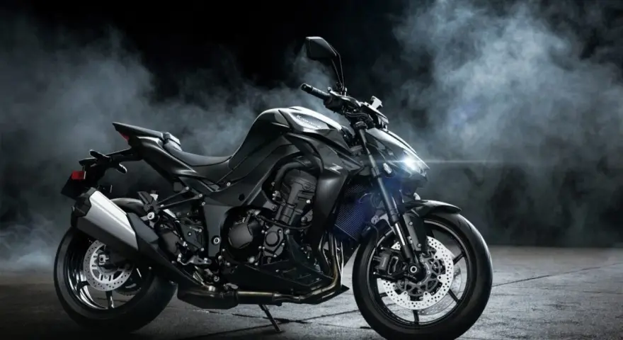 Kawasaki Z1100 nera, aggressiva e avvolta dal fumo, pronta a scatenare la sua potenza.