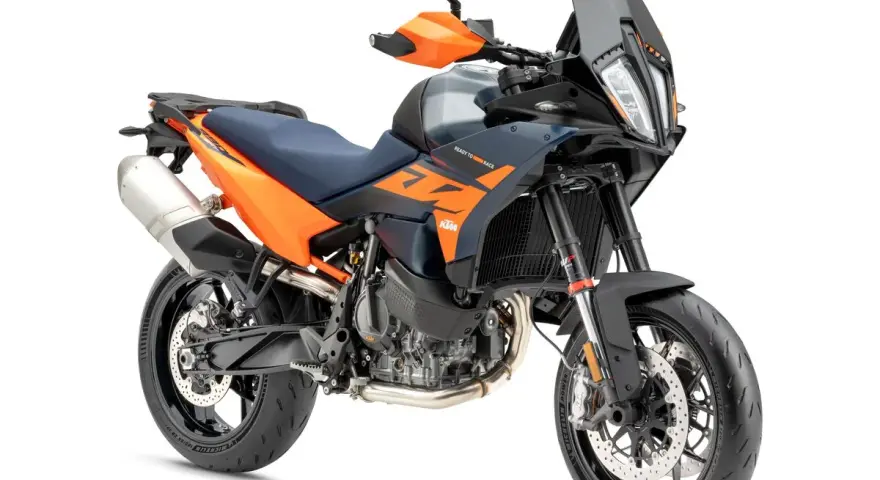KTM 890 Duke, una moto sportiva con livrea arancione e grigio scuro, pronta per l'avventura.