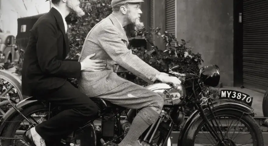 Due uomini in abiti d'epoca su una moto BSA, un viaggio avventuroso per le strade di moto d'epoca anni '30.