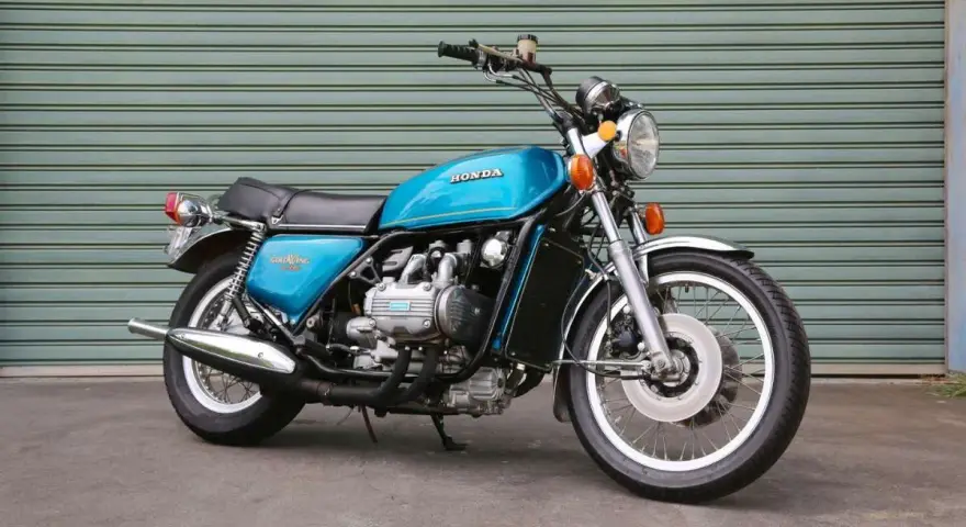 Una splendida Honda Gold Wing blu, un classico tra le moto inglesi vintage, pronta per un nuovo viaggio.