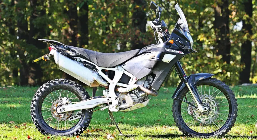 Una moto da avventura nera, pronta per esplorare sentieri impervi. Potrebbe essere la miglior moto da montagna per chi cerca adrenalina.