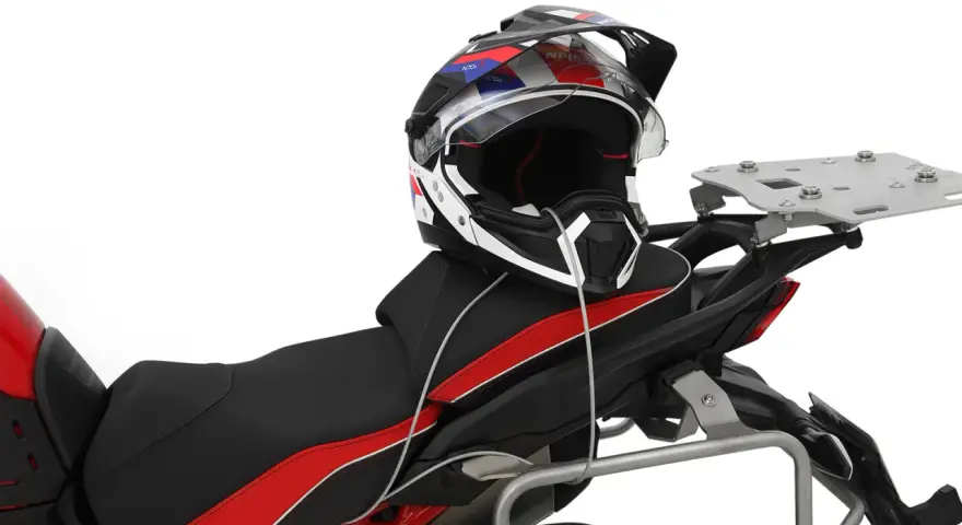 Casco da moto fissato alla sella con cavo, un modo pratico per sapere come legare casco alla moto.