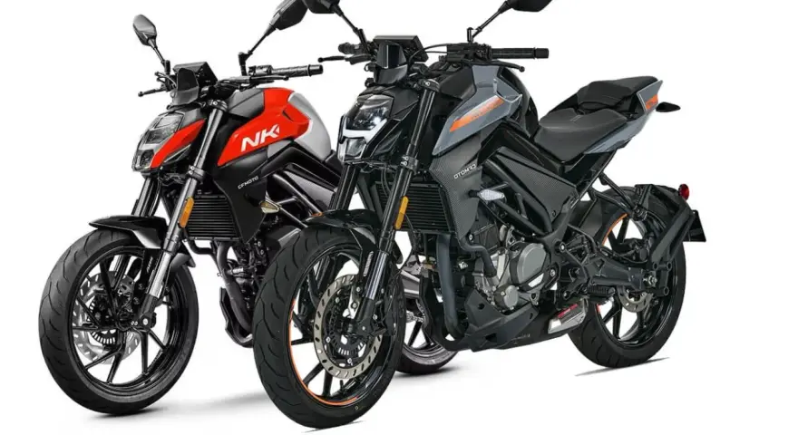 Due moto sportive, una rossa e nera con scritta "NK", l'altra grigia e nera, pronte per la strada.