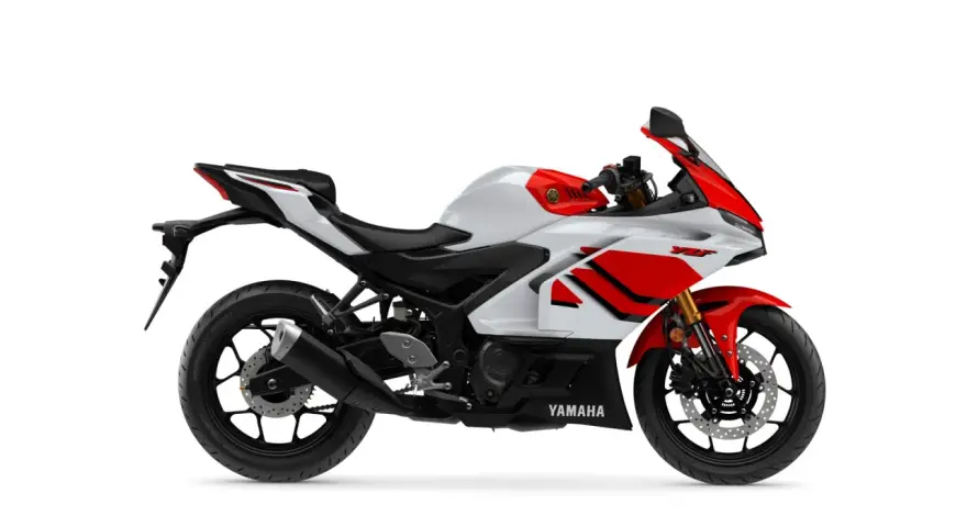 Yamaha R3, moto sportiva bianca e rossa, leggera e agile, perfetta per chi cerca prestazioni e divertimento. Il suo peso contenuto la rende ideale per la città e le curve.