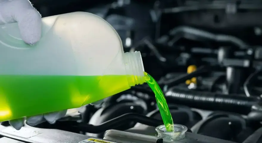 Versamento di liquido refrigerante verde in un radiatore. Le cause di un radiatore senza acqua possono essere perdite o evaporazione.