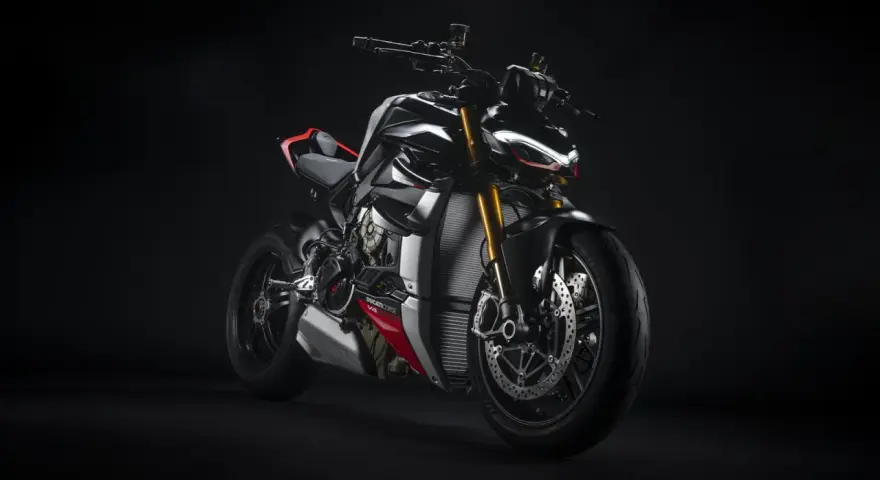 Ducati Streetfighter SP, nera e rossa, con forcella dorata e luci a LED affilate, pronta a ruggire.