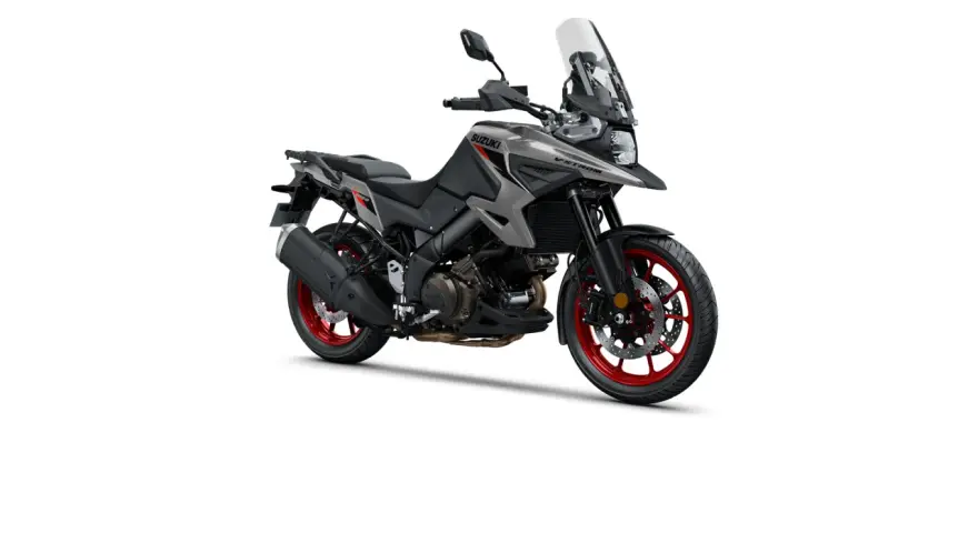 Suzuki V-Strom 1050 grigia con dettagli rossi sui cerchi, pronta per l'avventura.