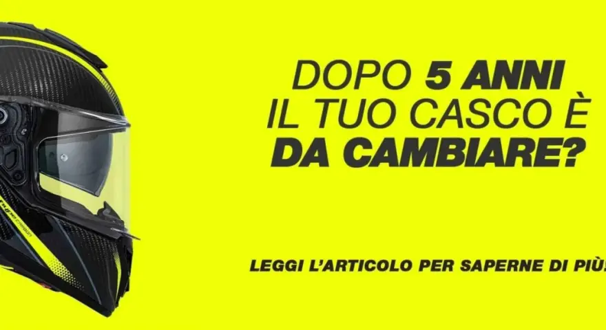 Casco moto in carbonio con dettagli gialli. Dopo 5 anni dall'anno produzione, è ora di cambiarlo? Leggi l'articolo!