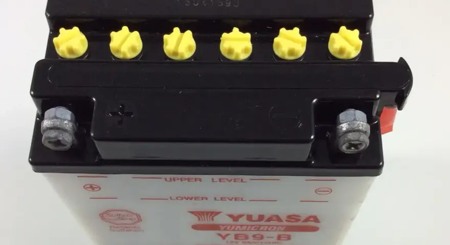 Batteria Yuasa YB9-B. Lasciarla sempre in carica si rovina, attenzione alla solfatazione.