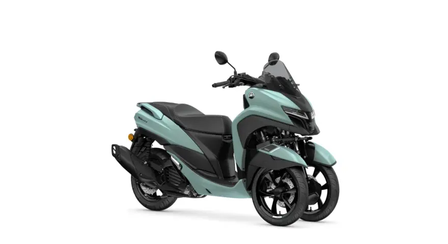 Tricity elettrico, un moderno scooter a tre ruote color menta, pronto per un viaggio urbano.