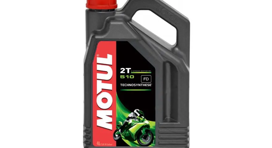 Contenitore di olio semisintetico Motul 2T 510 Technosynthese, con immagine di una moto sportiva verde.