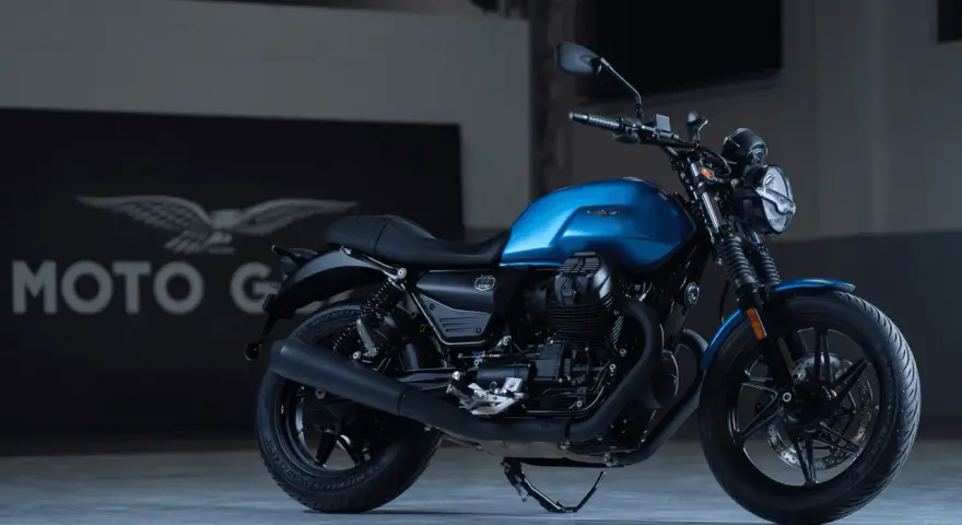 Moto Guzzi V7 Stone, una moto roadster dal fascino intramontabile, con serbatoio blu metallizzato e motore bicilindrico a V.