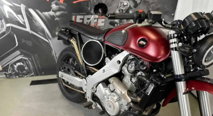 Aprilia Pegaso cafe racer personalizzata, con serbatoio rosso metallizzato e dettagli custom.