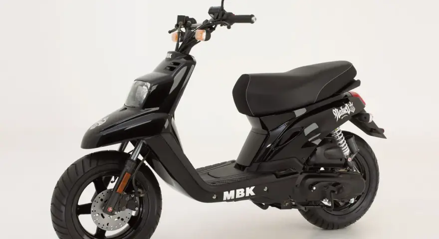 MBK Booster nero lucido, pronto a dare il massimo con la sua funzione booster.