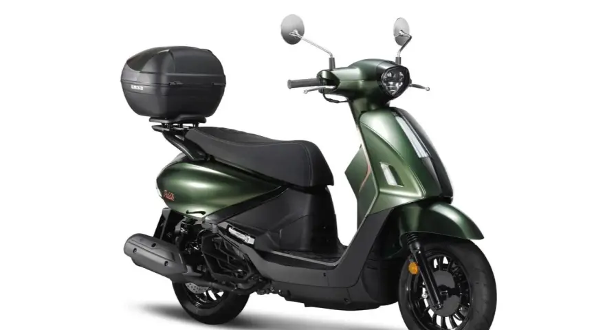 Scooter verde metallizzato con bauletto posteriore, un modello di scooter particolari con un design moderno.