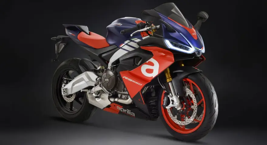 Aprilia RS 660: le recensioni confermano il suo design sportivo e le prestazioni. La moto è rossa, blu e bianca.